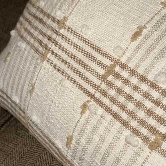 NWT Decorative Throw Pillow 14”x24” (white and tan) Plaid/Stripes Oblong/Tassels - Picture 7 of 10
